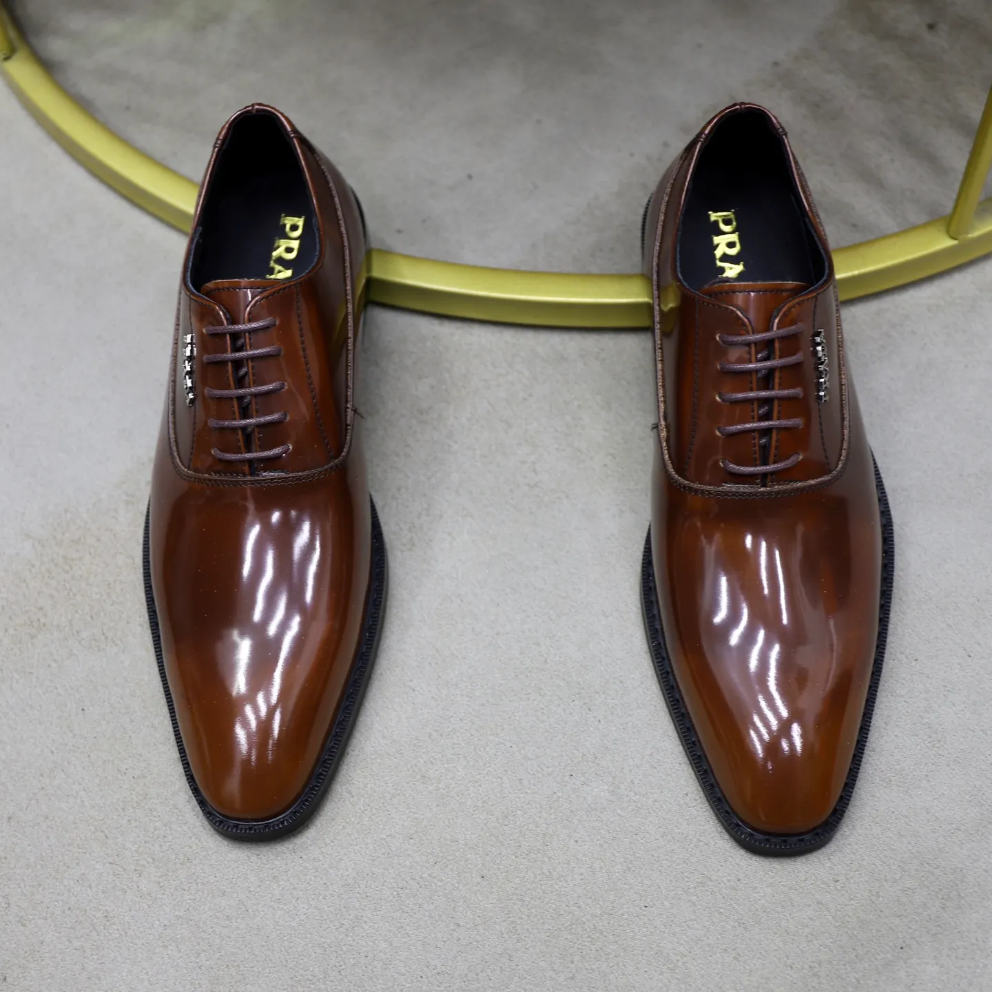 Ex-factory price: 540💰🙅‍♂️🙅‍♂️🙅‍♂️ Brand: PRADA Standard code: Men's code 38-44 (45 can be customized) Grade: Same style as the official website Original order quality Material: Original cowhide surface Comfortable cowhide lining Original outsole Style category: Men's fashionable casual leather shoes Distinguished big-name luxury elements Top luxury Color: actual picture color